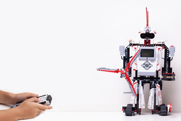 Kind macht einen Roboter mit zufälligen Teilen