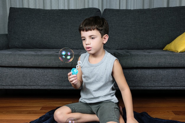Kind macht Seifenblase zu Hause