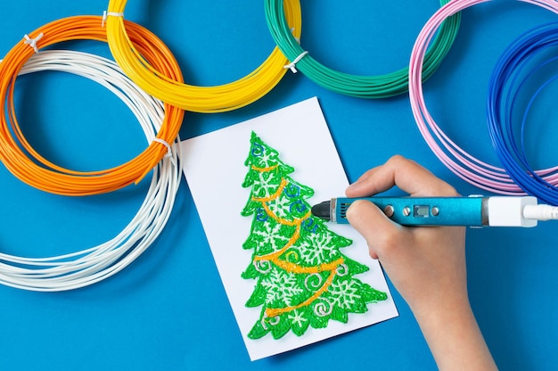 Kind macht Spielzeug für Weihnachtsbaum mit 3D-Stift Schritt 2