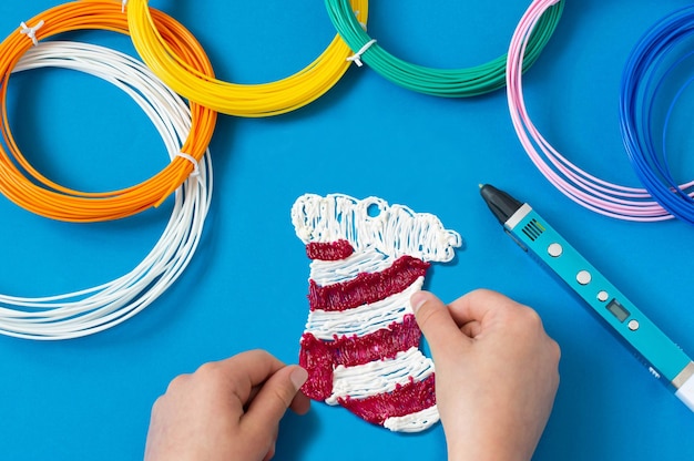 Kind macht Spielzeug für Weihnachtsbaum mit 3D-Stift Schritt 5
