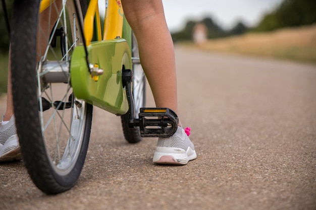 Foto kind mädchen fährt fahrrad auf dem feld wochenendausflug reise