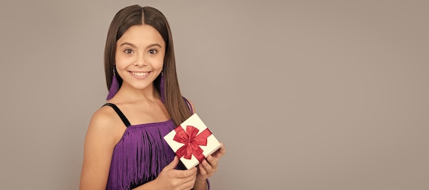 Kind Mädchen Geschenk Wir verpacken gute Wünsche Geburtstagsmädchen halten Geschenkbox Verpackte Schachtel oder Paket Geschenkeladen Kind Mädchen mit Geschenk horizontales Poster Banner-Header mit Kopierbereich