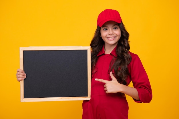 Kind Mädchen in roter Uniform und Mütze halten Tafel Teenager-Mädchen halten Tafel isoliert