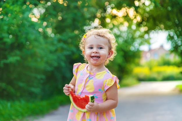 Kind Mädchen isst Wassermelone im Sommer Selektiver Fokus