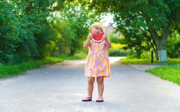 Kind Mädchen isst Wassermelone im Sommer Selektiver Fokus