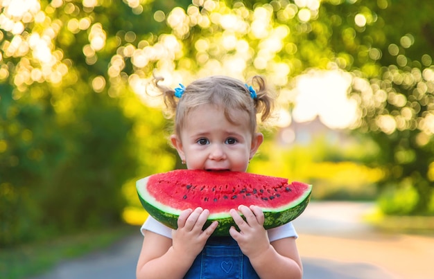 Kind Mädchen isst Wassermelone im Sommer Selektiver Fokus