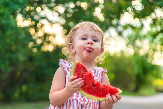 Kind Mädchen isst Wassermelone im Sommer Selektiver Fokus