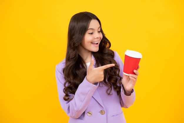 Kind Mädchen mit Kaffeetasse Kaffeepause und Pause Teenager halten Kunststoff Tasse trinken Kakao Kaffee oder Teegetränk Aufgeregt Teenager-Mädchen