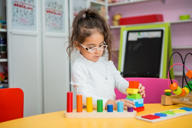 Kind Mädchen spielt in pädagogischen Klassen