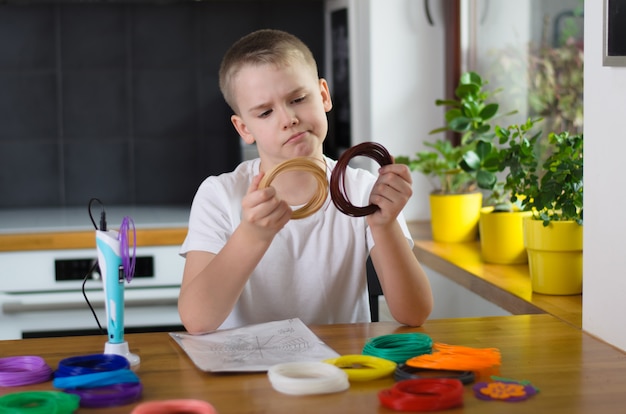 Kind mit 3D-Stift