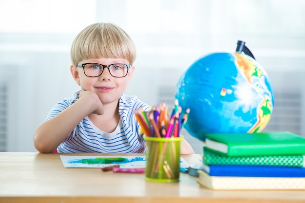 Kind mit Büchern und Globuslernstunden