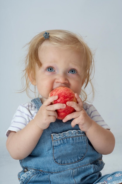 Kind mit dem Apfel