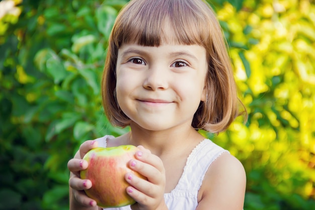 Kind mit einem Apfel Selektiver Fokus Natur