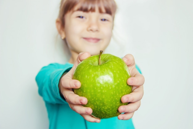 Kind mit einem Apfel Selektiver Fokus Natur