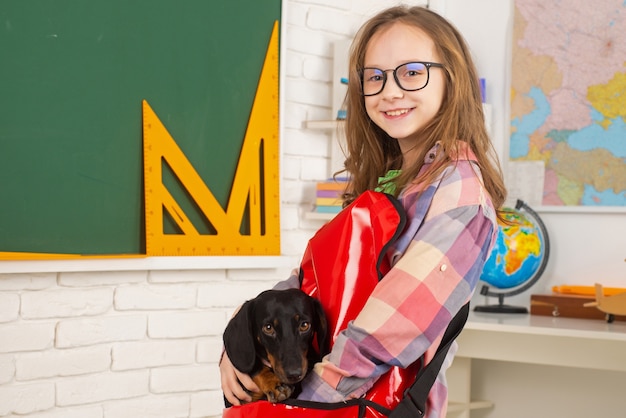 Kind mit einem lustigen Kindervorschulschüler des Hundes