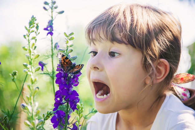 Kind mit einem Schmetterling Idee Leuconoe. Selektiver Fokus