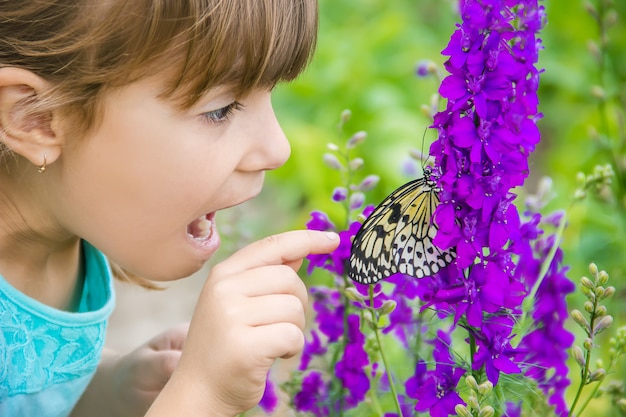 Kind mit einem Schmetterling Idee Leuconoe. Selektiver Fokus