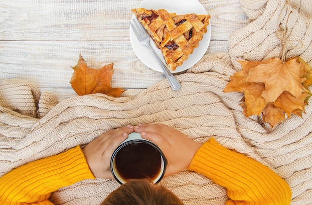 Kind mit einer Tasse Tee in seinen Händen.