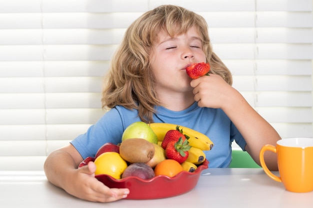 Kind mit Erdbeersommerfrüchten Kind isst Bio-Lebensmittel, gesundes Gemüse mit Vitaminen