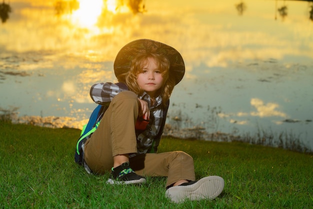 Kind mit Fernglas Wandern in der Natur Little Explorer Outdoor-Erholung und Abenteuer mit Kindern