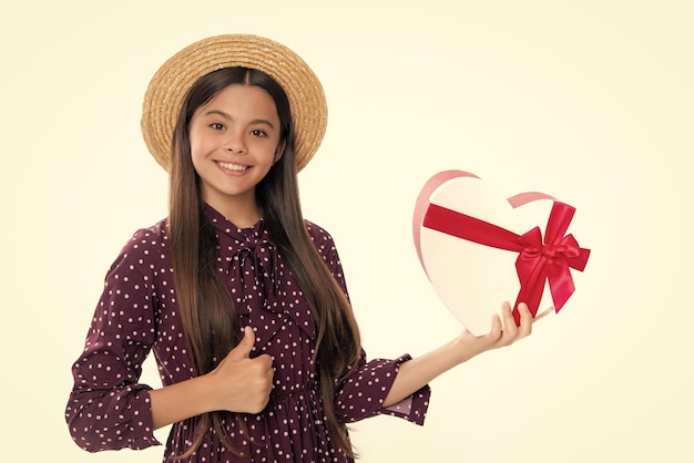 Kind mit Geschenkbox auf weißem Hintergrund isoliert Geschenke zum Geburtstag Valentinstag Neujahr oder Weihnachten Porträt von glücklich lächelnden Teenager-Mädchen