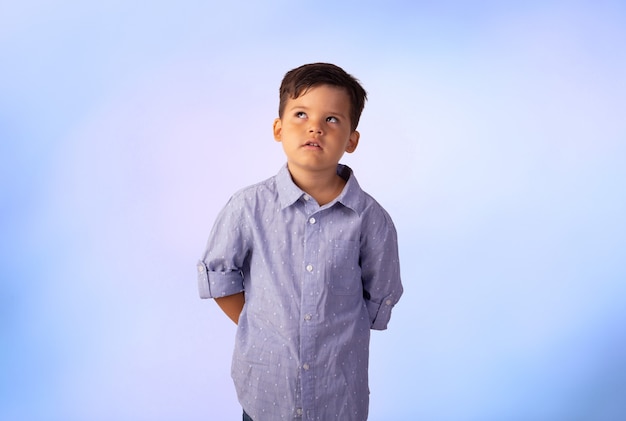 Kind mit Gesichtsausdrücken in einem Studiofoto über farbigem Hintergrund.