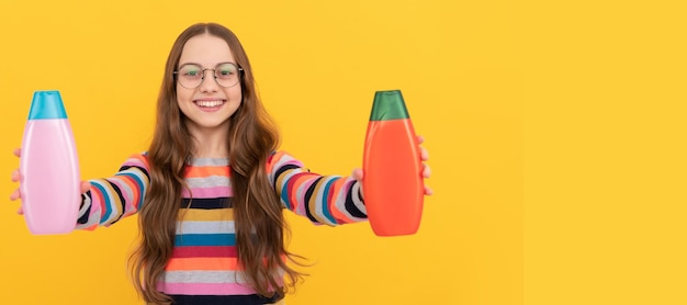 Kind mit Haarspülung tägliche Gewohnheiten und Körperpflege Hautpeeling Pflege Schönheit Banner des Kindermädchen-Haarpflege-Studio-Poster-Headers mit Kopierraum