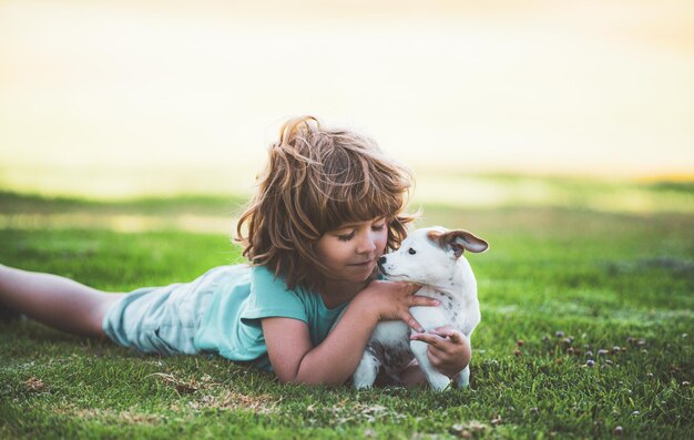 Kind mit ihrem Hündchenfreund