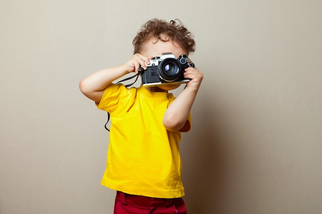 Kind mit Kamera, kleiner Junge, der fotografiert