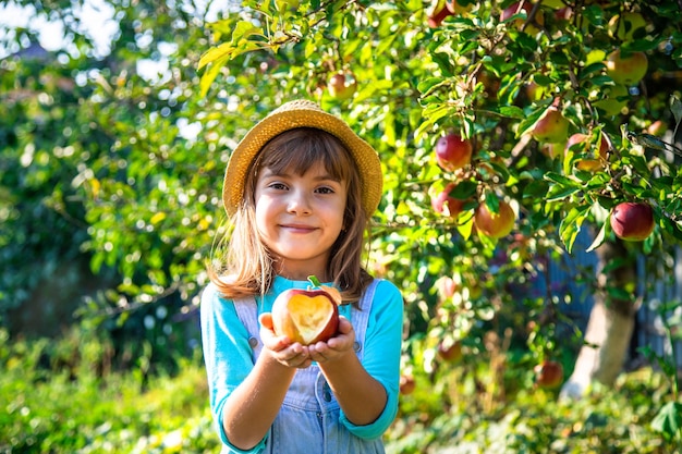 Kind mit Kind mit einem Apfel Selektiver Fokus Garden Food