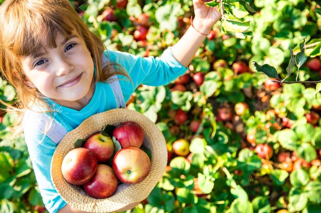 Kind mit Kind mit einem Apfel Selektiver Fokus Garten