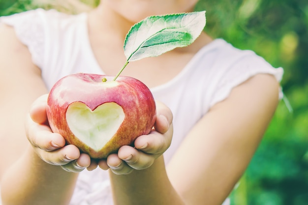 Foto kind mit kind mit einem apfel. selektiver fokus