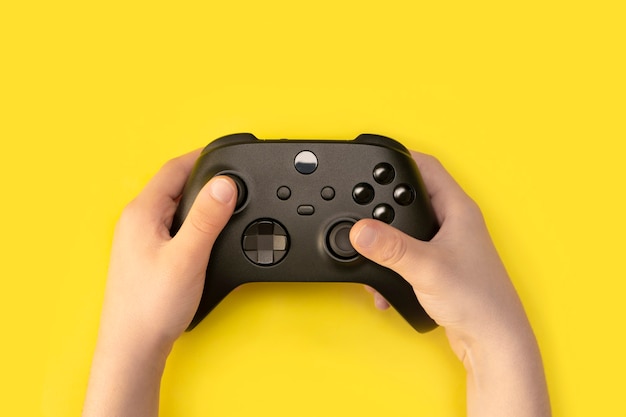 Kind mit Next-Gen-Controller isoliert