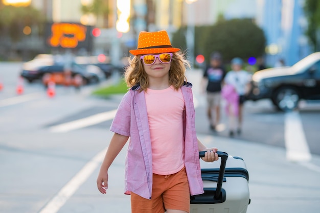 Kind mit Reisekoffer im Urlaub reisende Kinder