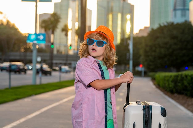 Kind mit Reisekoffer Kind und Gepäck für Urlaub Kinderreise Kleiner Tourist mit Reisetasche Kinderreisender und Gepäck Kind mit Gepäcktaschen, die auf Urlaubsreise gehen