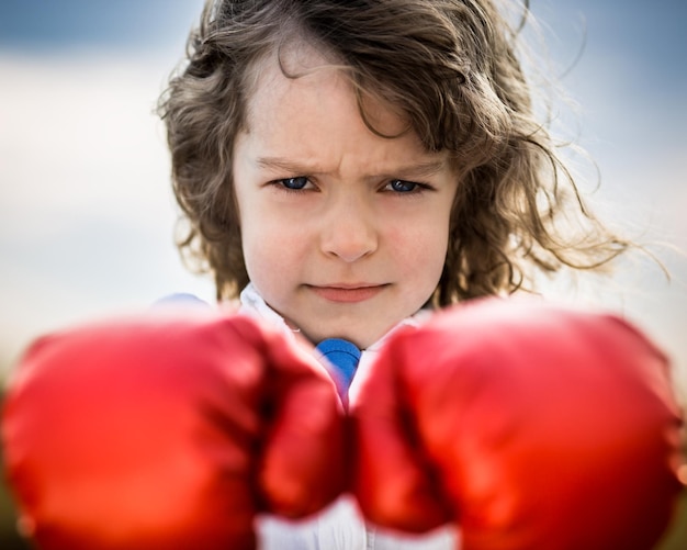 Kind mit roten Boxhandschuhen Girl Power und Feminismus-Konzept