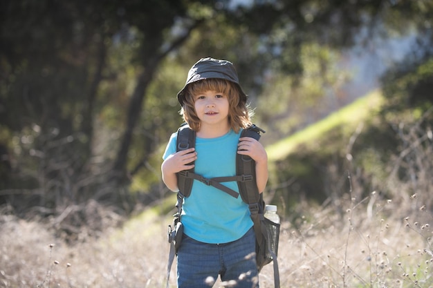 Kind mit Rucksackwandern Junge Touristin geht auf eine lokale Wanderung