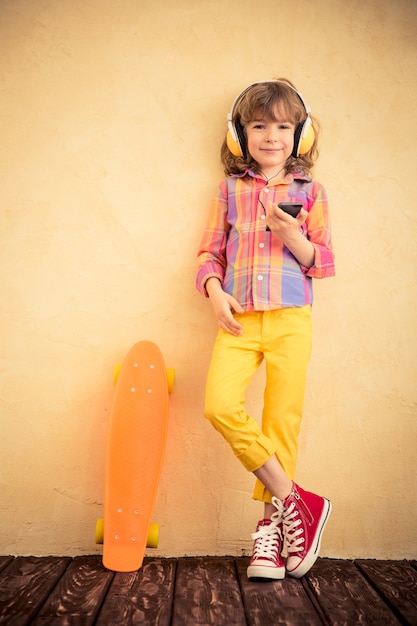 Kind mit Skateboard Sommerferienkonzept