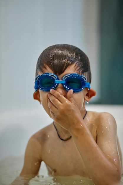 Kind mit Taucherbrille hat Spaß beim Baden im Badezimmer