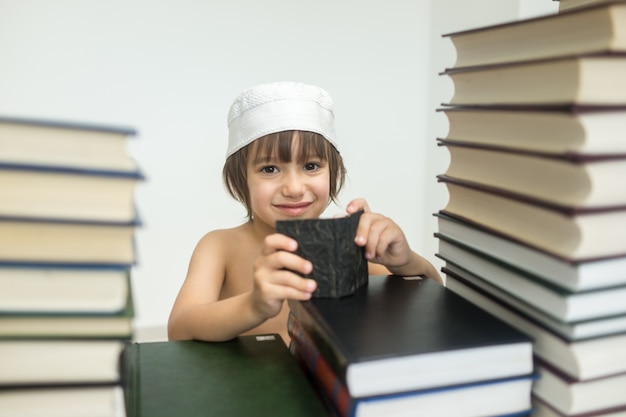 Kind mit vielen Büchern