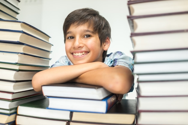 Kind mit vielen Büchern