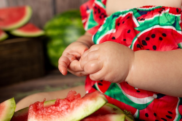 Kind mit Wassermelone. kleines Mädchen mit blonden Haaren isst Wassermelone. gesunde frische vitamine wassermelone