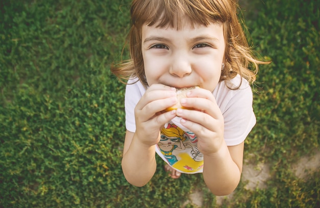 Kind mit Zitrone Selektiver Fokus Essen und Trinken.