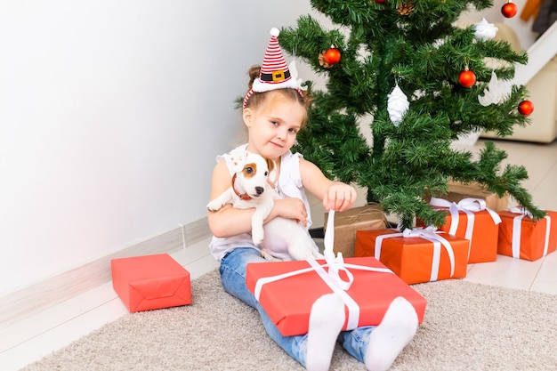 Kind öffnet Weihnachtsgeschenke.