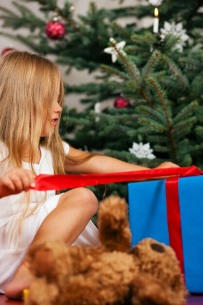 Kind öffnet Weihnachtsgeschenke