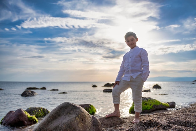 Kind posiert am Strand