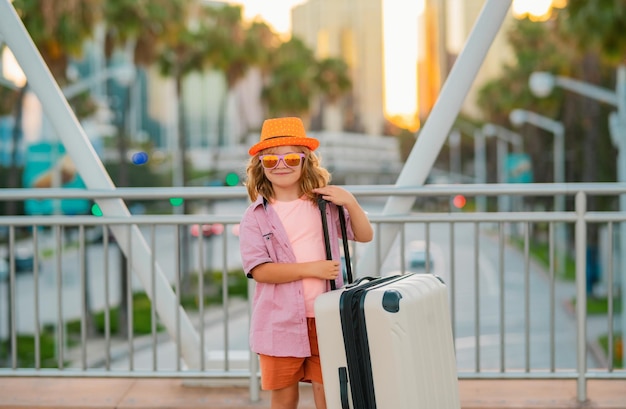 Kind-Reisender mit Koffer im Freien Tourist-Kind Junge mit fröhlicher Urlaubsreise