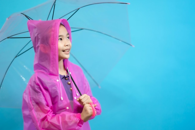 Kind schlau und neugierig, Kinder schließen Foto von süßen und fröhlichen Menschen mit Regenschirm