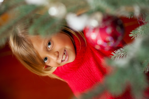 Kind schmücken den Weihnachtsbaum