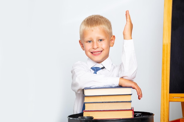 Kind Schuljunge glücklich und schön auf weißem Hintergrund zurück zur Schule